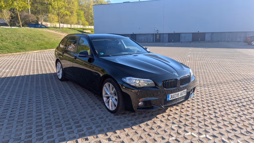 BMW 530d xDrive Touring automobilio nuotrauka